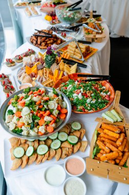 Yemek büfesi taze yemeklerle dolu. Canlı bir açık büfe çeşitli taze salatalar, pişirilmiş sebzeler ve aperatifler bir etkinlik için idealdir..