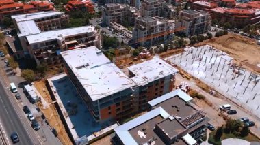 Şehir konut projeleri. Kalabalık bir kentsel alandaki konut binalarında inşaat çalışmaları devam etmekte olan geliştirme projelerini gözler önüne sermektedir..