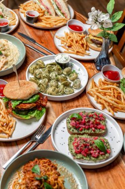 Lezzetli yemekleri olan rahat bir restoran. Sandviçler, makarna, aperatifler ve sıcak bir yerde taze malzemelerle çeşitli akşam yemeklerinin tadını çıkarın..