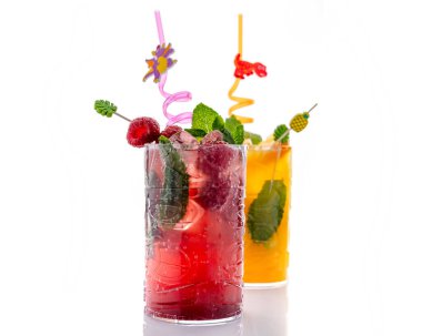 Renkli süslemelerle meyve içeceklerini tazeliyorum. Temiz beyaz arka planda taze meyve, nane ve eğlenceli süslerin yer aldığı iki canlı içecek..