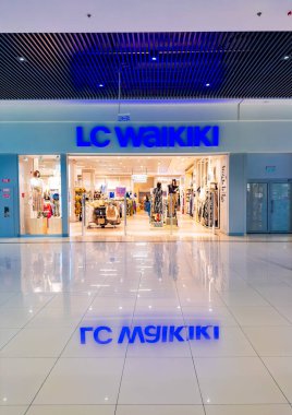 Bratislava, Slovakya, 2 Haziran 2025: Alışveriş merkezinde parlak ışıklı tabelalı LC Waikiki giyim mağazasının önü.