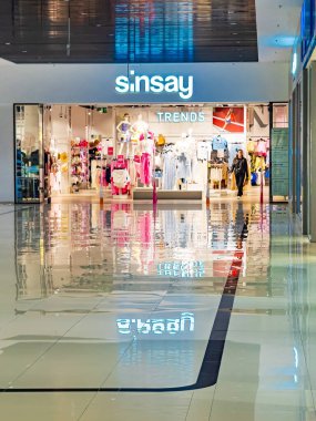Bratislava, Slovakya, 2 Haziran 2025: Sinsay moda perakende mağazası ve alışveriş merkezinde moda kıyafetleri sergileniyor.