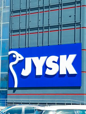 Bratislava, Slovakya, 2 Haziran 2025: Modern bir alışveriş bölgesinde bulunan Jysk mağazası. Gündüz vakti işlek bir ticari bölgedeki bir ev eşyası perakendecisinin adını gösteren parlak mavi bir mağaza tabelası.