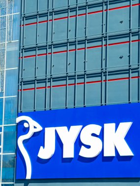 Bratislava, Slovakya, 2 Haziran 2025: Açık tabelalı modern mavi mağaza. Parlak mavi bir mağazada gün ışığında büyük tabela ve modern tasarım ayrıntıları sergilenir.