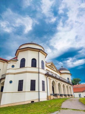 Tarihsel bina bulutların altında gözler çeker. Mimari detaylar ve davetkar keşifler sunan kasvetli bir gökyüzüne karşı tarihi bir bina göze çarpıyor..