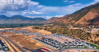 Utah Vadisi 'ndeki İspanyol Çatal Şehri, Utah, ABD. Arkaplanda dramatik bulutlar asılı..