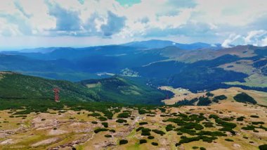 Romanya 'daki güzel Busteni dağ manzaralarını keşfediyorum. Busteni 'nin nefes kesici manzarası, Romanya' nın dağları, açık bir günde yemyeşil ve uzak tepelerin sergilendiği.