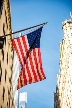 Bayrak direğinde dalgalanan bir Amerikan bayrağının yakın görüntüsü. ABD Ulusal Bayrağı