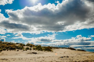 Seagate, Lower Bay, New York 'ta kum tepeleri ve bulutlar. Seagate 'deki kum tepeleri. Bulutlar plajın üzerindeki güneşi kaplıyor..