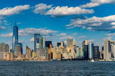 Manhattan 'ın güzel silueti. Bulutlu gökdelenler