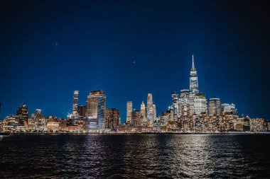 Geceleri New York şehrinin ufuk çizgisi görünüyor. Büyüleyici Gece Şehri