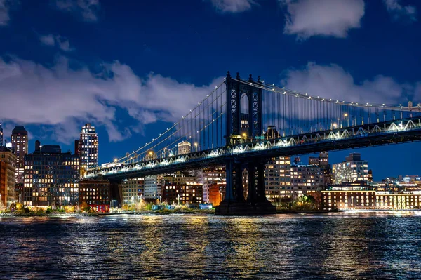 New York City silueti. Geceleri Manhattan manzarası.