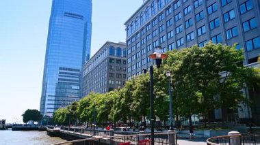 Jersey City, ABD, 16 Temmuz 2025: Jersey City 'deki modern binaların sokak manzarası. Ağaçlar kaldırım boyunca modern ofis ve Jersey City 'deki konut binaları boyunca uzanır..
