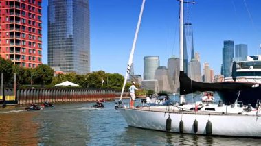 Jersey City, ABD, 16 Temmuz 2025: Manhattan silueti olan Jersey City rıhtımı yakınlarında yelkenli. Jersey City yakınlarındaki Hudson Nehri 'nden bir yelkenli geçiyor. Arkasında Manhattan gökdelenleri var..
