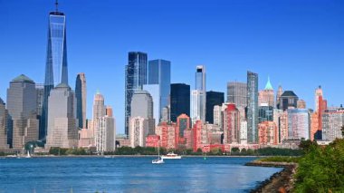 Jersey City rıhtımından geniş Manhattan silueti manzarası. Manhattan ufuk çizgisi, Hudson Nehri 'nin karşısındaki Jersey City' den görülen ufka hakim..