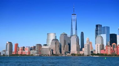 Jersey City 'den Dünya Ticaret Merkezi' nin ufuk çizgisi görüntüsü. Manhattan 'daki One World Ticaret Merkezi' nin yüksek kulesi, Jersey City 'den Hudson Nehri' nin karşısında yer alıyor..