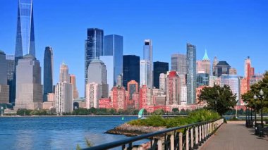 Jersey City nehir kenarından Manhattan ufuk çizgisi manzarası. Hudson Nehri Jersey şehri kıyısı ile Manhattan silueti arasında akar..