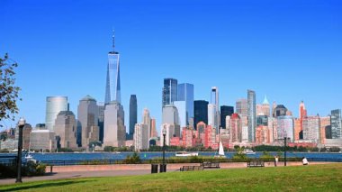 Jersey City, ABD, 16 Temmuz 2025: Manhattan silueti Jersey City 'den Hudson Nehri' ni geçerken görüldü. Manhattan silueti Hudson Nehri 'nin üzerinde yükseliyor, Jersey City limanından izleniyor..