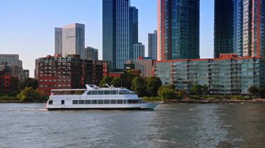 Jersey City, ABD, 16 Temmuz 2025, feribot Jersey City rıhtımına yanaşıyor. Jersey City yakınlarındaki Hudson Nehri 'nden beyaz bir feribot geçiyor..