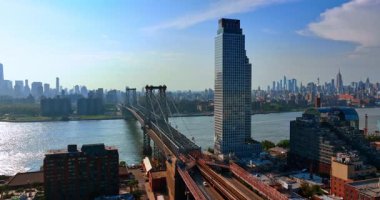 Manhattan ve Brooklyn Köprüsü yukarıdan görünüyor. Hava fotoğrafı Brooklyn Köprüsü ve Manhattan gökdelenleriyle New York 'u gösteriyor..