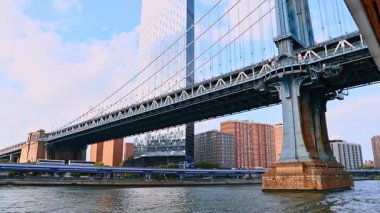 New York, ABD, 16 Temmuz 2025: New York 'ta Manhattan Köprüsü yakın çekim görüntüsü. Manhattan Köprüsü doğu nehri boyunca uzanır, New York 'taki rıhtımdan görülür..