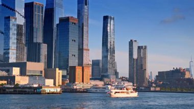 New York, ABD, 16 Temmuz 2025: Hudson Yards kuleleri ile Manhattan siluet manzarası. Hudson Yards 'ın yüksek kuleleri, Hudson Nehri' nden görünen Manhattan siluetinin üzerinde duruyor..