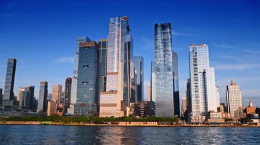 New York, ABD, 16 Temmuz 2025: Manhattan 'daki Hudson Yards gökdelenleri. Hudson Yards 'ın modern gökdelenleri New York' taki Manhattan silueti üzerinde yükseliyor..