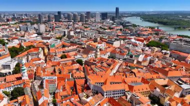 Bratislava 'nın katedral kuleli çatılarının havadan çekilmiş fotoğrafı. Bratislava 'nın geniş hava manzarası katedral kulesinin hakim olduğu eski bir kasaba..