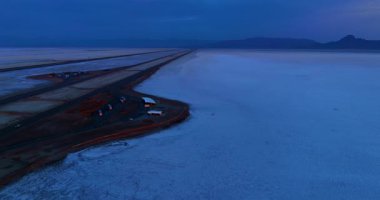 Tuzlu vadide park yeri olan modern otoyollar. Hava aracı uçuşu Bonneville Tuz Düzlükleri 'nin üzerinde, Kuzeybatı Utah, Birleşik Devletler Alacakaranlık vakti.