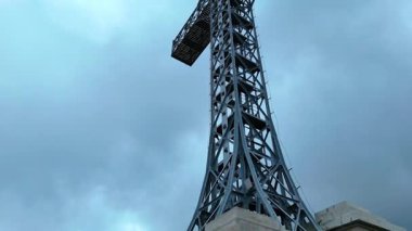 Birinci Dünya Savaşı 'nın Romen Kahramanlarına Anma Haçı' nın zirvesine yükseliyor. Romanya 'nın Caraiman Dağı' ndaki Kahramanlar Haçı Güney Karpatların Bucegi Dağları 'nda.