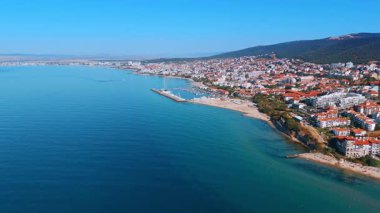 Bulgaristan 'daki Karadeniz kıyı şeridinin havadan deniz manzarası. Bulgaristan 'ın sakin mavi suyu ve kıyı şeridiyle Karadeniz yakınlarındaki Sveti Vlas tatil beldesinin geniş panoramik manzarası.