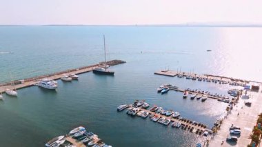 Bulgaristan 'ın Sveti Vlas kentindeki küçük rıhtım ve teknelerin hava manzarası. Bulgaristan 'ın Karadeniz kıyısındaki Sveti Vlas kentinde tekne ve yatlı bir iskelenin insansız hava aracı görüntüsü.