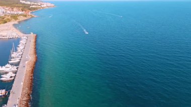 Bulgaristan 'ın Sveti Vlas kenti yakınlarındaki kıyı şeridi ve mavi denizin havadan görünüşü. Karadeniz 'de yelken açan kıyı şeridi, deniz ve tekneleri olan Sveti Vlas sahil beldesinin geniş hava manzarası.