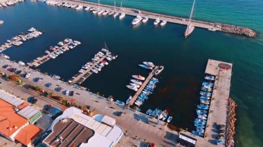 Bulgaristan 'ın Sveti Vlas kentindeki yat marinasının havadan görünüşü. Bulgaristan 'ın Karadeniz kıyısındaki Sveti Vlas' a yanaşmış yat ve tekneli marinaların insansız hava aracı görüntüleri..
