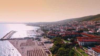Bulgaristan 'ın Sveti Vlas kentindeki sahil ve sahil manzaralı tatil beldesi. Bulgaristan 'ın Karadeniz kıyısındaki Sveti Vlas tatil beldesindeki kumlu sahil, oteller ve kıyı şeridinin insansız hava aracı görüntüsü.