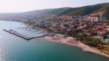Sveti Vlas kasabası ve Karadeniz kıyı şeridinin havadan görüntüsü. Sahil kenti Sveti Vlas 'ın Karadeniz kıyısındaki sahil, marina ve plajlarının insansız hava aracı görüntüsü.
