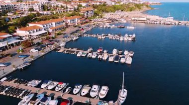 Bulgaristan 'ın Sveti Vlas kentindeki yat ve marina manzarası. Karadeniz kıyısındaki Sveti Vlas tatil köyüne yanaşmış yat ve teknelerle dolu bir insansız hava aracı görüntüsü..