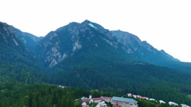 Caraiman Zirvesi Karpatlar 'da. Caraiman Dağı 'nın zirvesi Romanya' nın Bucegi aralığında yer alıyor..