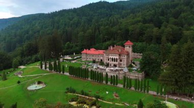 Romanya 'nın Busteni kentindeki Cantacuzino Şatosu' nun muhteşem manzarası. Yeşilliğin ünlü simgesi üzerine havadan bir bakış açısı.