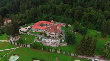 Yeşilliğin içindeki güzel şatonun üzerinden uçacağız. Romanya 'nın Busteni kentindeki Cantacuzino Şatosu' nun topraklarından geçen insanlar.