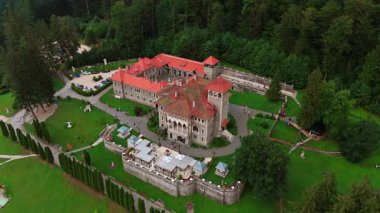 Romen insansız hava aracından kalma ünlü bir Romanya simgesinin iyi korunmuş toprakları. Romanya 'nın Busteni kentindeki Cantacuzino Kalesi' nin üzerindeki görüntüler.
