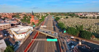 Geniş çok şeritli yolda çok sayıda hareket eden araba ile uçmak. New York, ABD otoyollarında trafik.