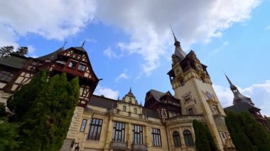 Sinaia, Romanya, 17 Temmuz 2025: Sinaia Romanya 'daki Peles Kalesi' nin ana kulesi. Sinaia Romanya 'daki Peles Kalesi' nin merkez kulesine gotik mimarisi ve mavi gökyüzü manzarası