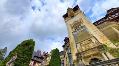 Sinaia, Romanya, 17 Temmuz 2025: Sinaia Romanya 'daki Peles Kalesi kulesi. Gökyüzü bulutlu, Sinaia 'daki Peles Kalesi' nin Gotik Rönesans tarzı kulesi