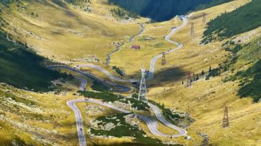 Romanya 'daki Transfagarasan Yolu' nun kıvrımları. Dağlarla çevrili Transfagarasan yolunun keskin kıvrımlarından oluşan yakın çekim havası ve dönüşleri.