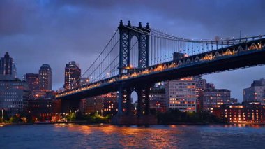 Akşamları New York 'un güzel aydınlatılmış rıhtımı. Manhattan Köprüsü 'ndeki doğu nehrinin su manzarasından alçak açılı bir görüntü..