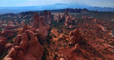 Çölde inanılmaz kanyonlarla uçmak. ABD 'nin Utah, Utah Arches Ulusal Parkı' nın çarpıcı manzarası..