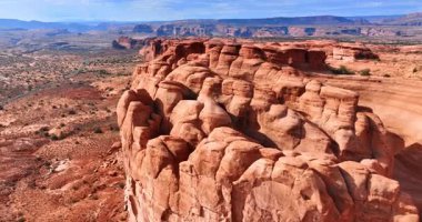 Kırmızı kanyonların yuvarlak tepeleri parlak güneşle aydınlanıyor. Arches Ulusal Parkı, Utah, ABD panoramasından görüntüler.