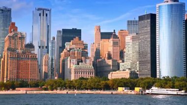 New York, ABD 'nin ufuk çizgisindeki eski moda ve modern binalar. Güneşli bir günde nehir manzarasından manzaraya bak..