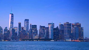 Çağdaş New York, ABD 'nin Skyline' ı. Metropolis 'in modern gökdelenleri ve gökdelenleri alacakaranlıkta nehir manzarasından.